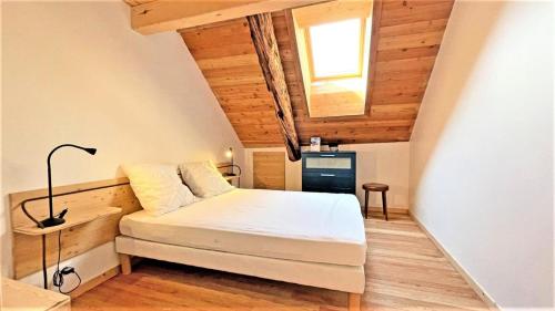 Tempat tidur dalam kamar di Résidence Maison - Maisons & Villas pour 8 Personnes 094