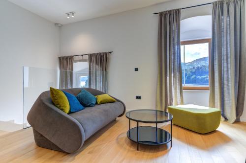 - un salon avec un canapé et une table dans l'établissement Mare Sano apartment #1, à Opatija