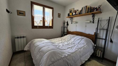 um quarto com uma cama e uma janela em Résidence Queyrettes - 2 Pièces pour 4 Personnes 134 em Puy-Saint-Vincent