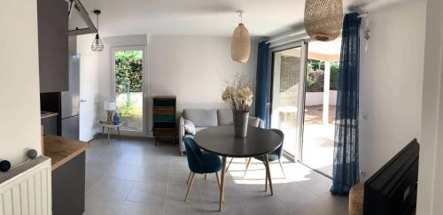 cocina y comedor con mesa y sillas en Résidence Villa Naka - 2 Pièces pour 4 Personnes 634, en Six-Fours-les-Plages