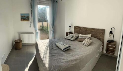 1 dormitorio con 1 cama grande y 2 almohadas en Résidence Villa Naka - 2 Pièces pour 4 Personnes 634, en Six-Fours-les-Plages