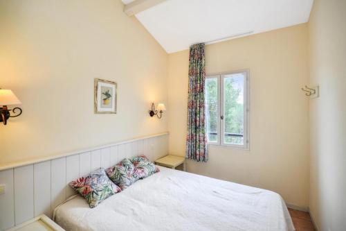 a bedroom with a bed and a window at Les Maisons de Pont Royal en Provence - maeva Home - Maison climatisée 3 pièces 6 personnes - Sélection MAE-6972 in Mallemort