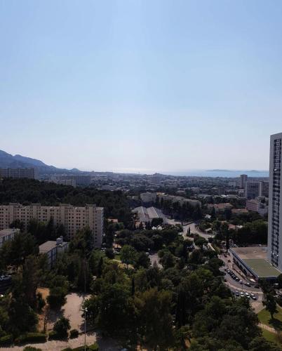 une vue aérienne sur une ville avec des bâtiments et des arbres dans l'établissement Résidence La Rouviere - Grand appartement proche départ des Calanques MAE-7664, à Marseille