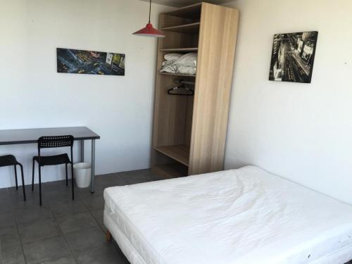 une chambre avec un lit, un bureau et une table dans l'établissement Résidence La Rouviere - Grand appartement proche départ des Calanques MAE-7664, à Marseille