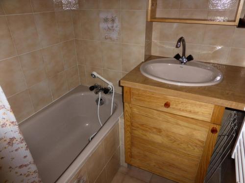 La salle de bains est pourvue d'un lavabo et d'une baignoire à côté d'un lavabo. dans l'établissement Résidence Les Loges - Loges 11 MAE-4364, à Saint-Gervais-les-Bains