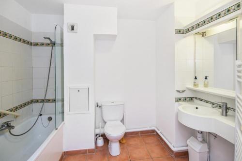 y baño con aseo, lavabo y ducha. en Village Pont Royal en Provence - maeva Home - Studio 4 Personnes - Sélection 98, en Mallemort