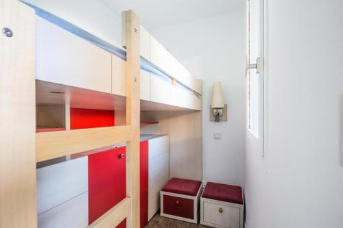 Cette petite chambre dispose de lits superposés et d'une échelle. dans l'établissement Résidence Les Parcs de Grimaud - maeva Home - Studio 4 Personnes - Sélection MAE-7504, à Grimaud