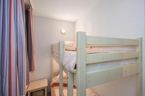 a bunk bed in a room with a bunk bedscribed at Résidence La Pinède - maeva Home - Studio 4 Personnes - Sélection MAE-7619 in Hyères