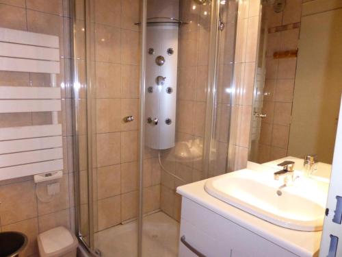 ein Bad mit einer Dusche und einem Waschbecken in der Unterkunft Résidence Combettes - 3 Pièces pour 5 Personnes 324 in Les Contamines-Montjoie