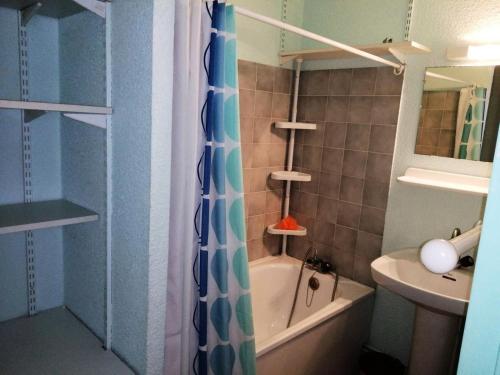 une salle de bain avec une baignoire et un lavabo dans l'établissement Résidence Cap Vert - Joli T2 front de mer dans domaine avec piscine et tennis MAE-7894, à Six-Fours-les-Plages