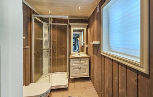 y baño con ducha, aseo y lavamanos. en 5 Bedroom Amazing Home In Rauland, en Rauland