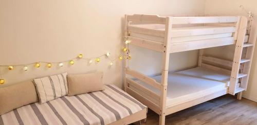 ein Etagenbett mit einer Leiter und einer Bank in einem Zimmer in der Unterkunft Résidence Eugenie - 2 Pièces pour 5 Personnes 104 in La Seyne-sur-Mer