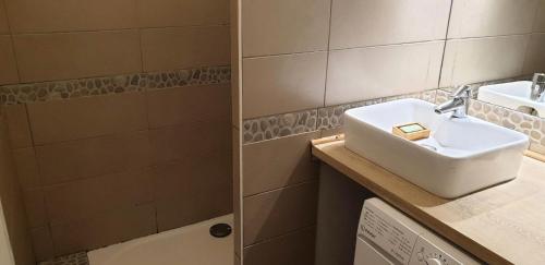 ein Badezimmer mit einem weißen Waschbecken und einer Dusche in der Unterkunft Résidence Eugenie - 2 Pièces pour 5 Personnes 104 in La Seyne-sur-Mer