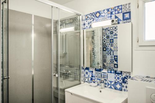 uma casa de banho com um chuveiro e um lavatório. em Village Pont Royal en Provence - maeva Home - Appartement duplexe moderne 4 Piè em Mallemort