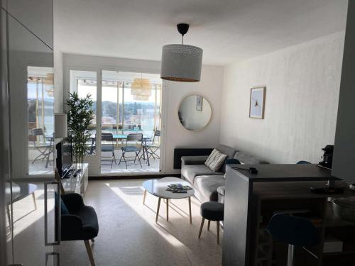 un salon avec un canapé et une table dans l'établissement Résidence Porquerolles - Joli T1 à Bandol avec vue petite vue mer MAE-8734, à Bandol