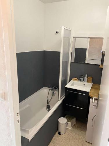 une salle de bain avec une baignoire et un lavabo dans l'établissement Résidence Porquerolles - Joli T1 à Bandol avec vue petite vue mer MAE-8734, à Bandol