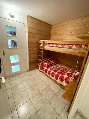 a room with two bunk beds in a room at Résidence Prapelier - Studio pour 4 Personnes 774 in Vénosc