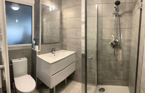 une salle de bain avec une douche, des toilettes et un lavabo dans l'établissement Résidence Mistral - Joli studio à Six Fours Les Plages 100m de la plage - Accès direct MAE-8844, à Six-Fours-les-Plages