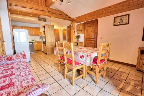 a kitchen and dining room with a table and chairs at Résidence Les Oursons - 3 Pièces pour 6 Personnes 284 in Notre-Dame-de-Bellecombe