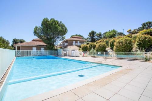 une piscine dans l'arrière-cour d'une maison dans l'établissement Residence Debussy - maeva Home - Appartement 2 Pièces 4 Personnes - Budget MAE-9028, à Carnoux-en-Provence