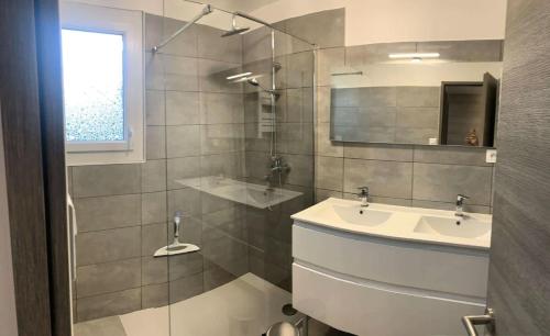 een badkamer met een wastafel en een glazen douche bij Résidence Mistral - 4 Pièces pour 6 Personnes 864 in Six-Fours-les-Plages