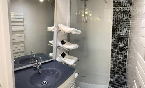 une salle de bain avec un lavabo bleu et une douche dans l'établissement Résidence Rouviere - Grand appartement vue mer petit budget MAE-8124, à Marseille