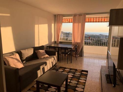 un salon avec un canapé et une table dans l'établissement Résidence Rouviere - Grand appartement vue mer petit budget MAE-8124, à Marseille