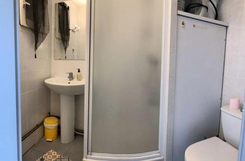 une salle de bain avec douche et lavabo dans l'établissement Résidence Jardins D Azur B - Super Studio Proche Mer dans Domaine avec Piscine MAE-8194, à Six-Fours-les-Plages