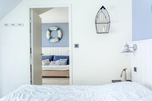 - une chambre avec un lit et un miroir dans l'établissement Le Domaine De Cramphore - maeva Home - Appartement 2 Pièces 4 Personnes - Co 26, au Pouliguen