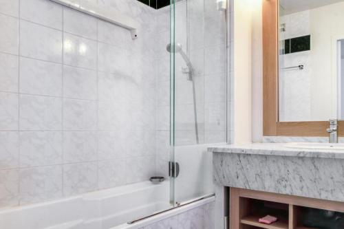 La salle de bains est pourvue d'une douche et d'un lavabo. dans l'établissement Le Domaine De Cramphore - maeva Home - Appartement 2 Pièces 4 Personnes - Co 26, au Pouliguen