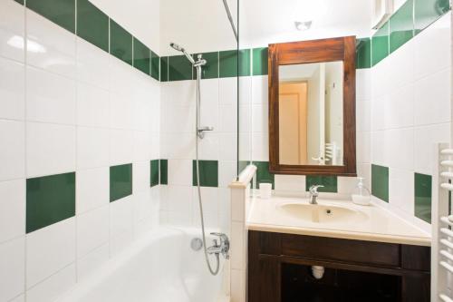 une salle de bain avec un lavabo et une douche dans l'établissement Le Domaine du Golf de Pinsolle - maeva Home - Appartement 2 Pièces 5 Personnes - Confort MAE-8890, à Soustons