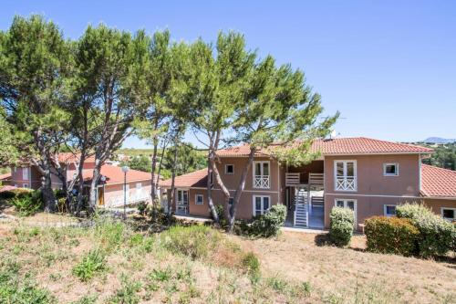 ein Haus auf einem Hügel mit Bäumen in der Unterkunft Résidence Debussy - maeva Home - Appartement 2 Pièces 4 Personnes - Select 39 in Carnoux