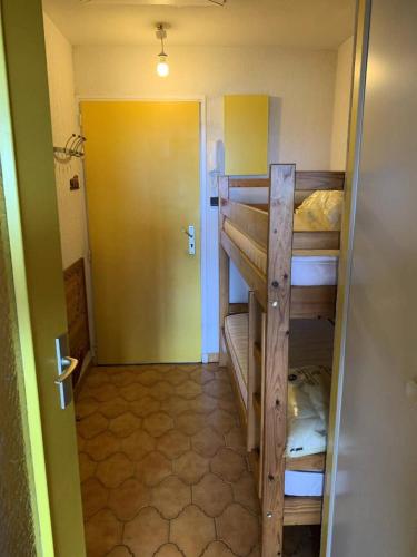 - un couloir avec 2 lits superposés dans une chambre dans l'établissement Résidence Marines D'aryana - Appartement front de mer avec tennis et piscine MAE-9174, à Six-Fours-les-Plages