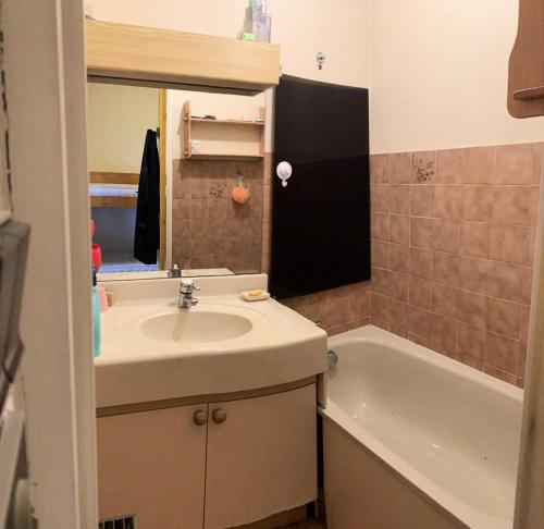 une salle de bain avec un lavabo et une baignoire dans l'établissement Résidence Marines D'aryana - Appartement front de mer avec tennis et piscine MAE-9174, à Six-Fours-les-Plages