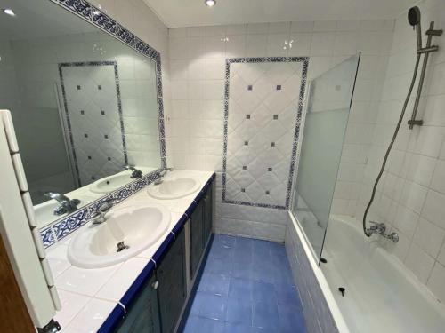 La salle de bains est pourvue de 2 lavabos, d'une douche et d'une baignoire. dans l'établissement Résidence Rouviere - Grand appartement 8 couchages vue mer budget maitrisé MAE-9674, à Marseille