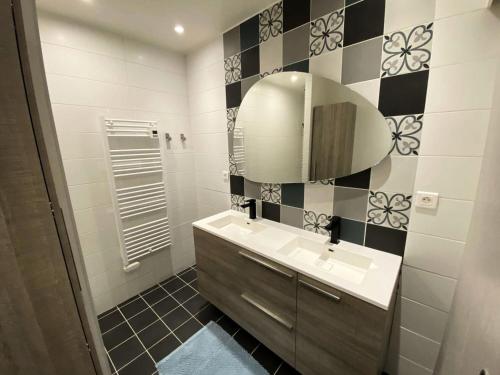 une salle de bain avec un lavabo et un miroir dans l'établissement Résidence Rouviere - Grand appartement 8 couchages budget maîtrisé MAE-9694, à Marseille
