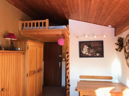 une chambre avec un lit superposé et une table dans l'établissement Résidence Les Cristaux Du Bas - Cristaux 44 MAE-1984, à Combloux