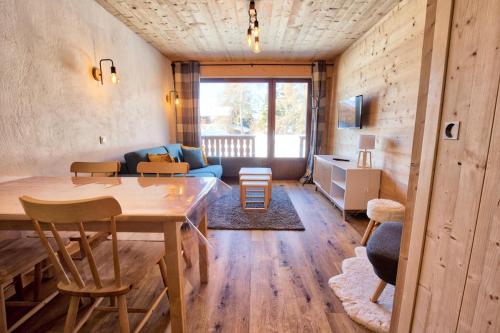 a living room with a table and a couch at Résidence L'edelweiss-planay - Superbe studio proche des pistes MAE-5654 in Notre-Dame-de-Bellecombe