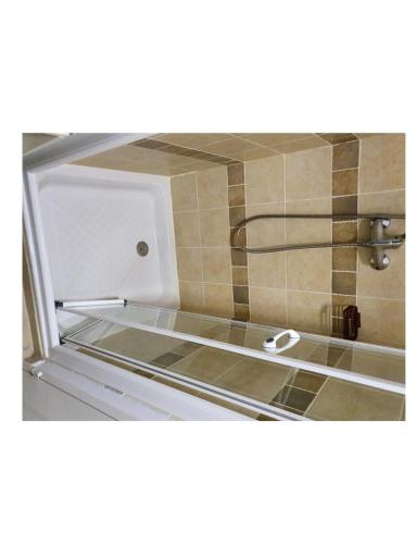 La salle de bains est pourvue d'un lavabo et d'un mur carrelé. dans l'établissement Les maisons Le Rouret - maeva Home - Maison 3 Pièces 6 Personnes - Sélection MAE-9200, à Grospierres