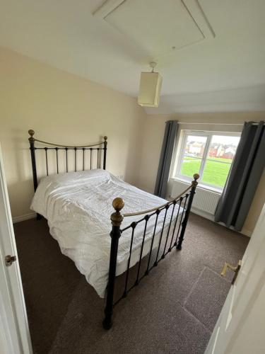 sypialnia z łóżkiem i oknem w obiekcie 2 bed coach house flat Hereford w mieście Hereford
