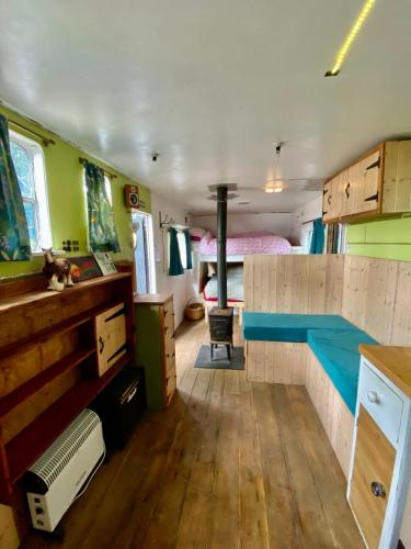 um quarto com uma cama no meio de um autocarro em Camp Hillcrest Horsebox em Lydney