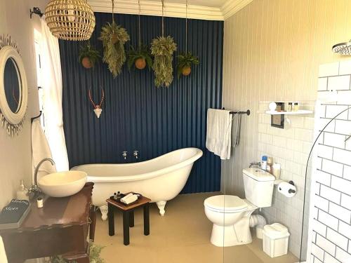 ein Badezimmer mit einer Badewanne, einem WC und einem Waschbecken in der Unterkunft Motubane Guest Farm in Madeteleli