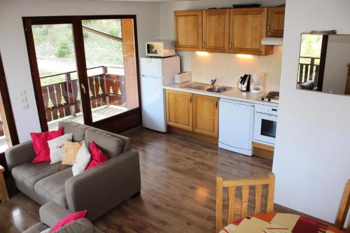 un salon avec un canapé et une cuisine dans l'établissement Résidence L'eden Des Cimes 1 - BEAU DUPLEX SPACIEUX 5 PIECES CABINE 7/8 P MAE-7684, à Saint-Étienne-en-Dévoluy