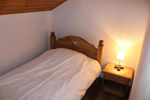 une chambre avec un lit et une table avec une lampe dans l'établissement Résidence L'eden Des Cimes 1 - BEAU DUPLEX SPACIEUX 5 PIECES CABINE 7/8 P MAE-7684, à Saint-Étienne-en-Dévoluy