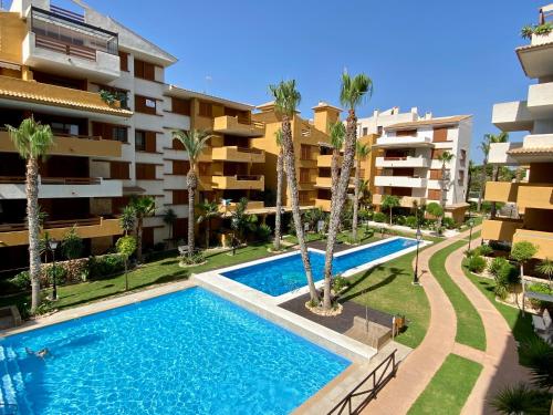 Apartamento con piscina y playa cercana en Torrevieja, area de Punta Prima AQ-125