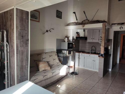 un salon avec un canapé et une cuisine dans l'établissement Résidence Fortin - Appartement 6 couchages accès mer à pied MAE-9864, à Six-Fours-les-Plages