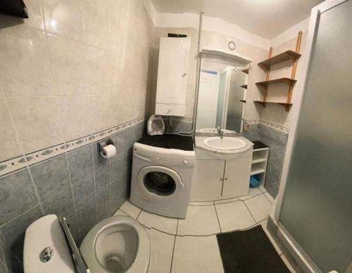 une petite salle de bain avec toilettes et lavabo dans l'établissement Résidence Fortin - Appartement 6 couchages accès mer à pied MAE-9864, à Six-Fours-les-Plages