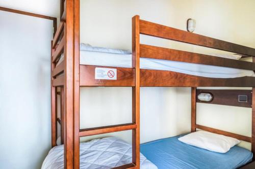 un lit superposé dans une chambre avec deux lits superposés dans l'établissement Résidence Port du Crouesty - maeva Home - Appartement 2 pièces 5 personnes - Sélection MAE-2425, à Arzon