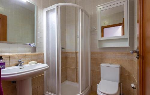 La salle de bains est pourvue d'une douche, de toilettes et d'un lavabo. dans l'établissement Gorgeous Home In Cartagena With Wifi, à Carthagène