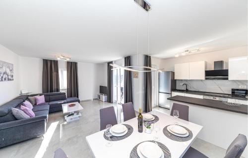2 Bedroom Awesome Apartment In Okrug Gornji